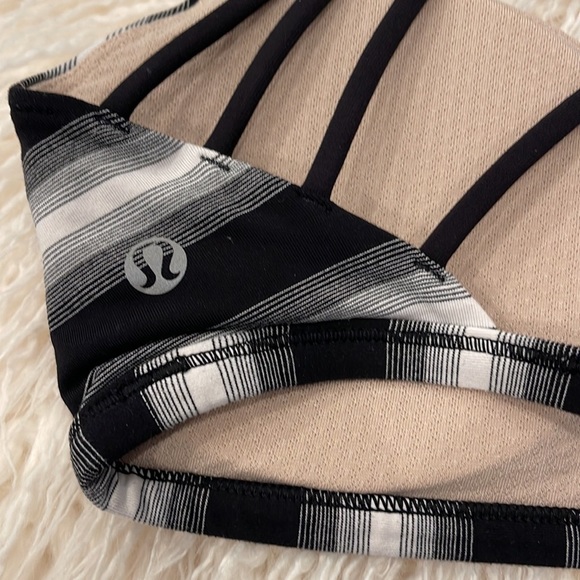 Like New LuLu Lemon Size 6 Sports Bra - Picture 4 of 6